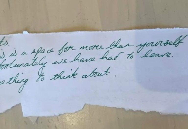 „ČULI SMO SVAKU REČ!“ Ženu u kafiću dočekala JEZIVA PORUKA neznanca – zanemela od šoka! (FOTO)